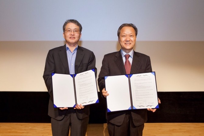 동아사이언스 김두희 대표와 환경재단 최열 대표가 협약식을 갖고 포즈를 취하고 있다. - 이서연 제공